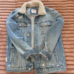 Zara Mens Light Blue Denim Jacket with Cream Sherpa Collar And Paint Splatter